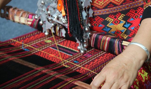 yi nationality, apparel, culture